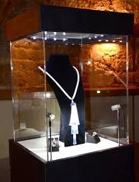 Musée collier Vitrine musée pmma